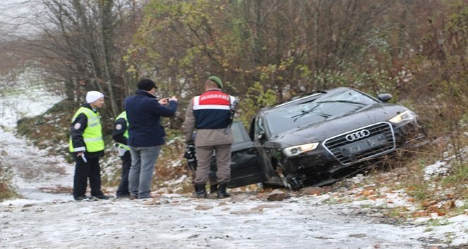 ZONGULDAK-İSTANBUL KARAYOLU BAYAT KÖYÜ YOL AYRIMINDA YOĞUN SİS NEDENİYLE MEYDANA GELEN KAZADA, BİR OTOMOBİL ŞARAMPOLE YUVARLANDI. (VEDAT KILIÇ/ZONGULDAK-İHA)