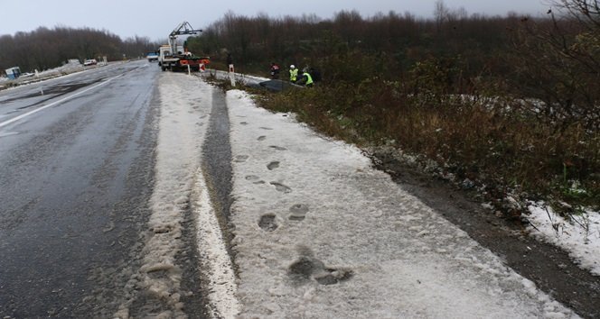 ZONGULDAK-İSTANBUL KARAYOLU BAYAT KÖYÜ YOL AYRIMINDA YOĞUN SİS NEDENİYLE MEYDANA GELEN KAZADA, BİR OTOMOBİL ŞARAMPOLE YUVARLANDI. (VEDAT KILIÇ/ZONGULDAK-İHA)