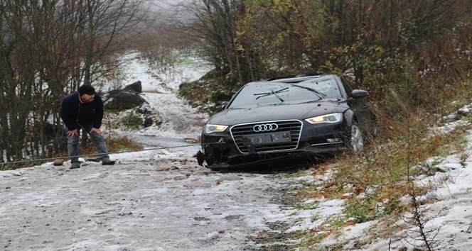 ZONGULDAK-İSTANBUL KARAYOLU BAYAT KÖYÜ YOL AYRIMINDA YOĞUN SİS NEDENİYLE MEYDANA GELEN KAZADA, BİR OTOMOBİL ŞARAMPOLE YUVARLANDI. (VEDAT KILIÇ/ZONGULDAK-İHA)