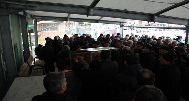 ANTALYA’NIN ALANYA İLÇESİNDE, DENİZDE ZIPKINLA BALIK AVLAYAN 34 YAŞINDAKİ SERDAR BAŞ’A TEKNEYLE ÇARPARAK ÖLÜMÜNE SEBEP OLAN DOĞAN CAN (68) KENDİSİNİ ÇAMAŞIR İPİ İLE ASARAK İNTİHAR ETMİŞTİ. DOĞAN CAN'IN CENAZESİ MEMLEKETİ ZONGULDAK'IN EREĞLİ İLÇESİNDE TOPRAĞA VERİLDİ. (VEDAT KILIÇ/ZONGULDAK-İHA)