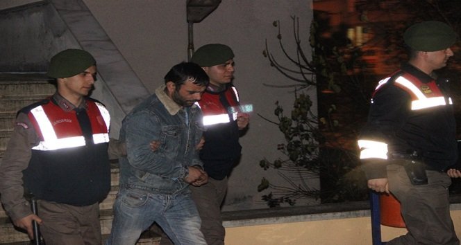 ZONGULDAK'IN ÇAYCUMA İLÇESİNE BAĞLI ESENLİK KÖYÜNDE JANDARMA EKİPLERİNİN YAPTIĞI OPERASYONDA UYUŞTURUCU KULLANAN 2 KİŞİ VE ONLARA UYUŞTURUCU TEMİN EDEN 1 KİŞİ YAKALANDI. (ERCAN KARAKUŞ/ZONGULDAK-İHA)