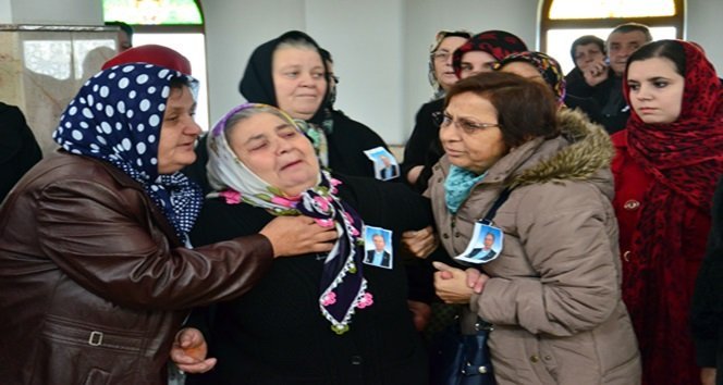CENAZE TÖRENİNDE MUSTAFA SAĞIR'IN EŞİ NURHAN SAĞIR, FENALAŞTI. (ONUR ALTINDAĞ - SERTAÇ ÖZDEMİR/ZONGULDAK-İHA)