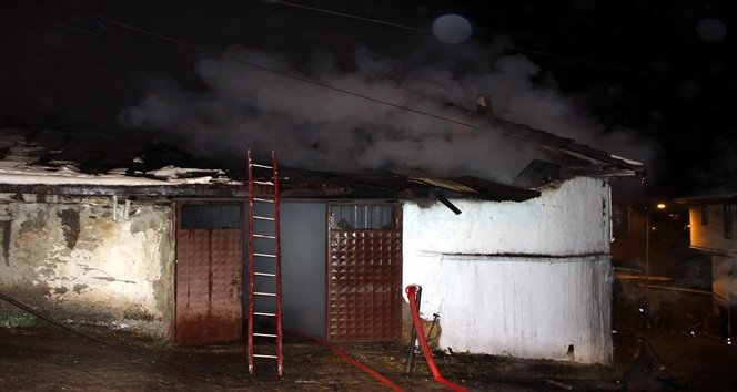 İKİ AİLE, KIŞ GÜNÜ YANGINDA EVLERİNİ KAYBETTİ