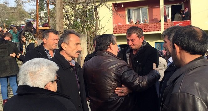 ÇAYCUMA'DA BALKONDAN DÜŞEREK HAYATINI KAYBEDEN SERDAR ATA YILDIRIM (15), TOPRAĞA VERİLDİ. YILDIRIM'IN YAKINLARI GÖZYAŞLARINA BOĞULDU. (EMRAH YILDIZ - ERCAN KARAKUŞ/ZONGULDAK-İHA)