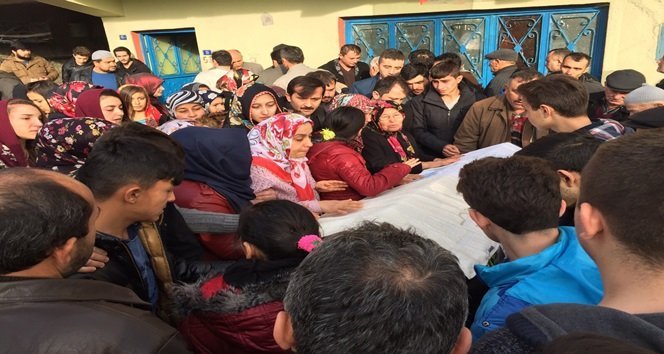 ÇAYCUMA'DA BALKONDAN DÜŞEREK HAYATINI KAYBEDEN SERDAR ATA YILDIRIM (15), TOPRAĞA VERİLDİ. YILDIRIM'IN YAKINLARI GÖZYAŞLARINA BOĞULDU. (EMRAH YILDIZ - ERCAN KARAKUŞ/ZONGULDAK-İHA)
