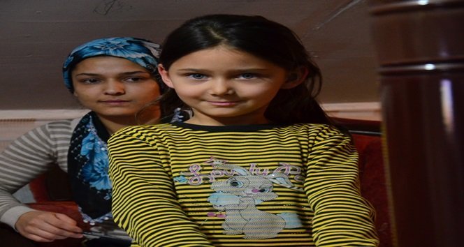 6 YAŞINDAKİ CEREN, DERS YAPARKEN ÜŞÜYÜNCE SOBANIN YANINDA ISINMAYA ÇALIŞIYOR. (A. CÜNEYD HAMZAÇEBİ - MURAT KÜÇÜK/ZONGULDAK-İHA)