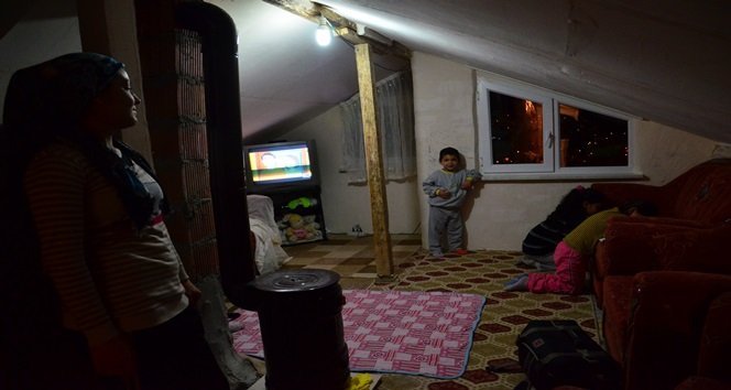 ANNE KANEPE ÜZERİNDE ÖDEV YAPAN ÇOCUKLARININ ÜŞÜMEMESİ İÇİN HAYIRSEVERLERDEN YARDIM BEKLİYOR. (A. CÜNEYD HAMZAÇEBİ - MURAT KÜÇÜK/ZONGULDAK-İHA)