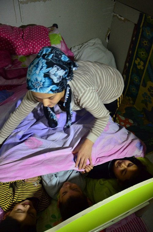 ANNE PINAR TÜRKMEN, ÜÇ KAT BATTANİYE İLE ÜZERLERİNİ ÖRTTÜĞÜ ÇOCUKLARININ YİNE DE ÜŞÜDÜKLERİNİ GÖZYAŞLARIYLA ANLATTI. (A. CÜNEYD HAMZAÇEBİ - MURAT KÜÇÜK/ZONGULDAK-İHA)