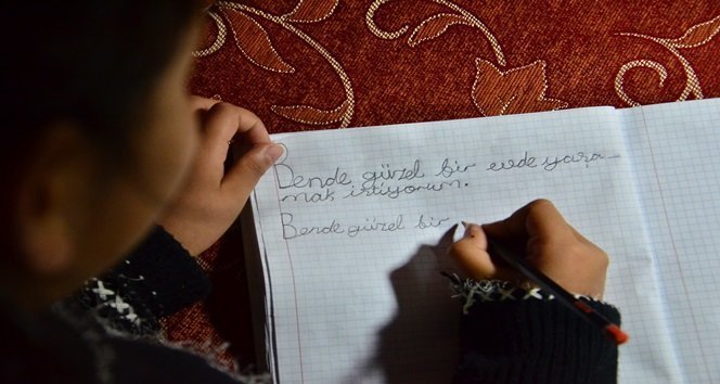 EVİN EN BÜYÜK KIZI YAREN İSE HER GÜN DEFTERİNE, "BENDE GÜZEL BİR EVDE YAŞAMAK İSTİYORUM" YAZIYOR. (A. CÜNEYD HAMZAÇEBİ - MURAT KÜÇÜK/ZONGULDAK-İHA)