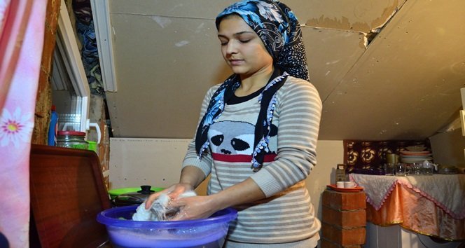 ANNE PINAR TÜRKMEN, MUTFAĞI DAHİ OLMAYAN EVDE BULAŞIK YIKAYARAK ÇOCUKLARINA BAKMAYA ÇALIŞIYOR. (A. CÜNEYD HAMZAÇEBİ - MURAT KÜÇÜK/ZONGULDAK-İHA)