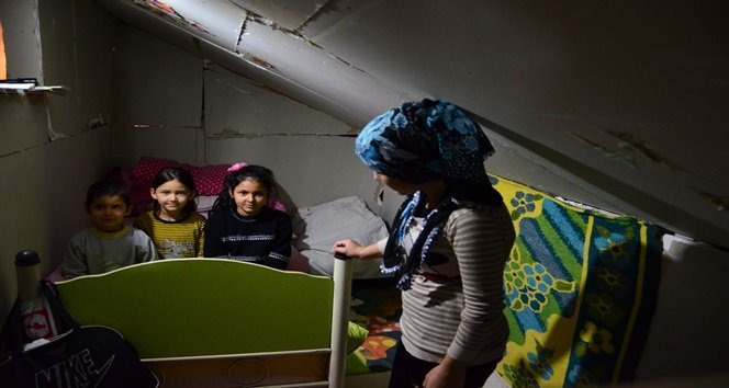 DUVARA BATTANİYE SEREREK ÇOCUKLARINI SOĞUKTAN KORUMAYA ÇALIŞAN ANNE, YÜKSEKLİĞİ İKİ METREYİ BİLE BULMAYAN TAVAN SEBEBİYLE EĞİLEREK YAŞAMAYA ÇALIŞIYOR. (A. CÜNEYD HAMZAÇEBİ - MURAT KÜÇÜK/ZONGULDAK-İHA)