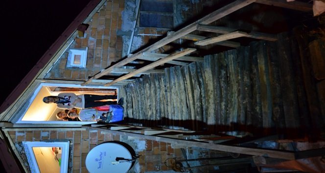 AİLE; KENDİLERİNİN YAPTIĞI AHŞAP KÖPRÜ İLE EVE ULAŞIYOR. (A. CÜNEYD HAMZAÇEBİ - MURAT KÜÇÜK/ZONGULDAK-İHA)