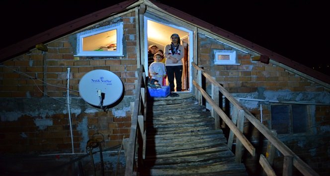 YOLU DAHİ OLMAYAN EVLERİNE AHŞAP KÖPRÜ YAPAN AİLE, HAYIRSEVERLERİN YARDIMINI BEKLİYOR. (A. CÜNEYD HAMZAÇEBİ - MURAT KÜÇÜK/ZONGULDAK-İHA)