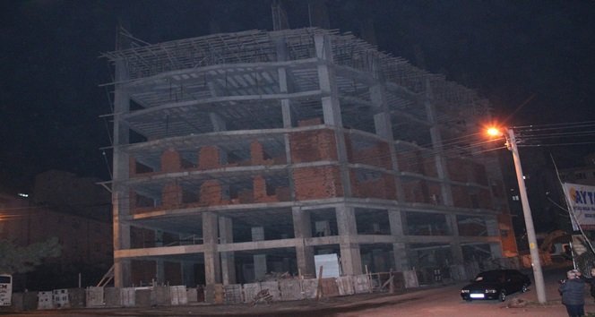 1 ÇOCUK ANNESİ VE 1,5 AYLIK HAMİLE OLAN KADIN 7 KATLI BİNAYA ÇIKIP İNTİHAR ETMEK İSTEDİ. (VEDAT KILIÇ/ZONGULDAK-İHA)