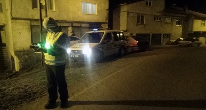 ZONGULDAK'IN ÇAYCUMA İLÇESİNDE VİRAJI ALAMAYAN OTOMOBİL, TAKLA ATARAK BİR EVİN BAHÇESİNE UÇTU. KAZADA 4 KİŞİ YARALANDI. (EMRAH YILDIZ/ZONGULDAK-İHA)