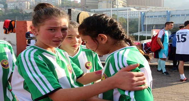 DERECEYE GİREMEYEN ARZU BİLİR İSİMLİ ÖĞRENCİYİ ARKADAŞLARI TESELLİ ETTİ. (MURAT KÜÇÜK - UFUK DURAK/ZONGULDAK-İHA)