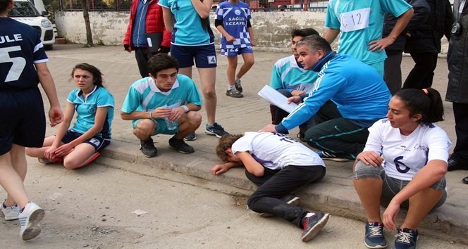 BİTİŞ ÇİZGİSİNİ GEÇEN ÖĞRENCİLER FENALIK GEÇİRDİ. (MURAT KÜÇÜK - UFUK DURAK/ZONGULDAK-İHA)