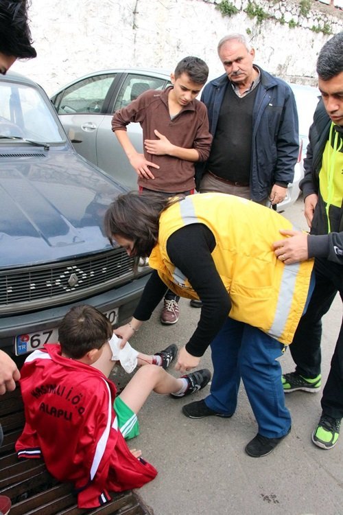 AYAĞI MAZGALA SIKIŞAN ÖĞRENCİYE SAĞLIK EKİPLERİ MÜDAHALE ETTİ. (MURAT KÜÇÜK - UFUK DURAK/ZONGULDAK-İHA)
