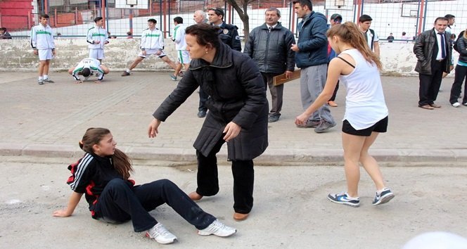 BİTİŞ ÇİZGİSİNİ GEÇEN ÖĞRENCİLER FENALIK GEÇİRDİ. (MURAT KÜÇÜK - UFUK DURAK/ZONGULDAK-İHA)