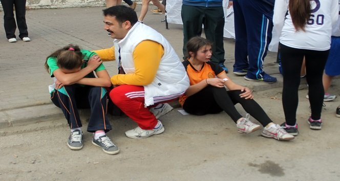 BAZI ÖĞRENCİLER DERECEYE GİREMEDİĞİ İÇİN GÖZYAŞI DÖKTÜ. (MURAT KÜÇÜK - UFUK DURAK/ZONGULDAK-İHA)