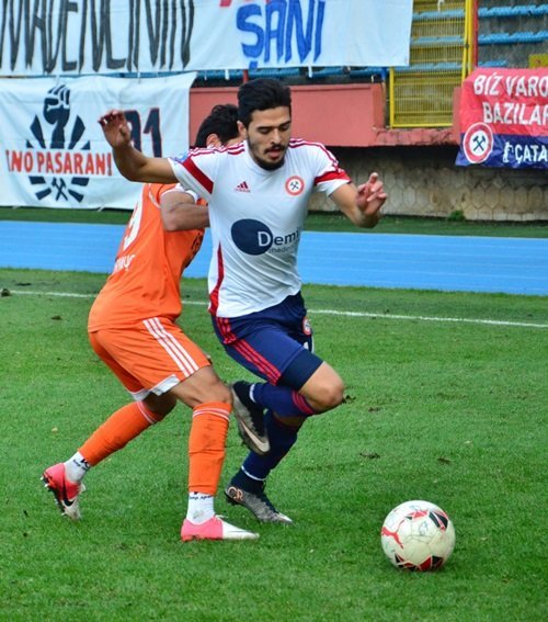 SPOR TOTO 3. LİG 1. GRUP'TA OYNANAN MAÇTA ZONGULDAK KÖMÜRSPOR, ERZİN BELEDİYESPOR İLE 0-0 BERABERE KALDI. (MURAT KÜÇÜK/ZONGULDAK-İHA)