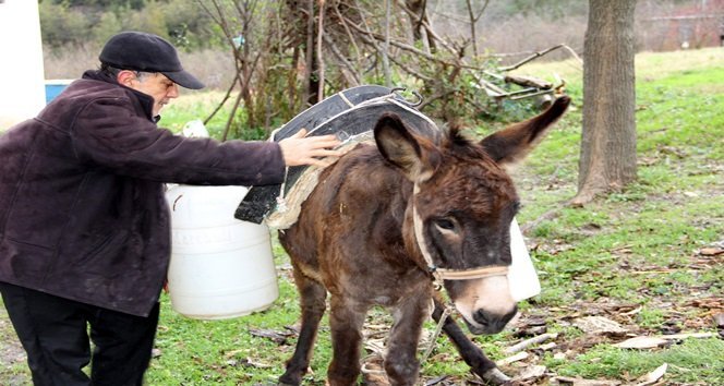 EVİNE, EŞEKLE SU TAŞIYOR