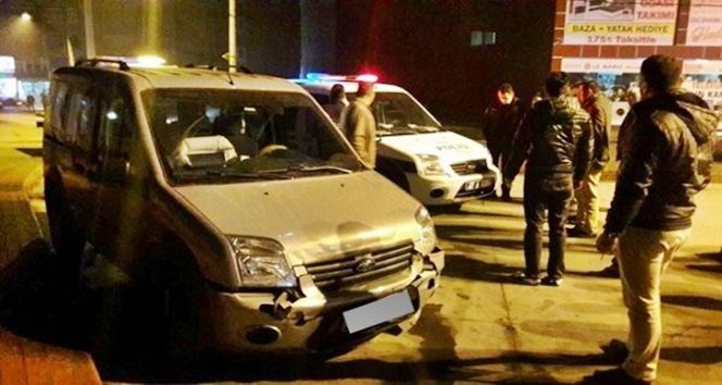 Otomobil Taksi Durağına Girdi