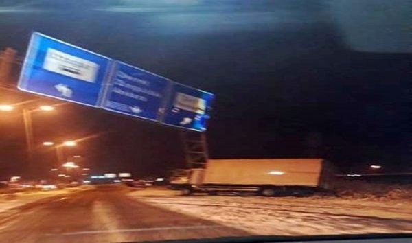 Kar’da Kaydı, Tabelaya Çarptı.!