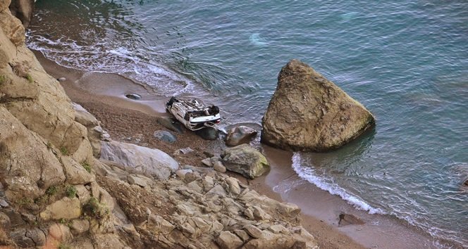 ZONGULDAK'TA 200 METREDEN SAHİLE UÇAN OTOMOBİL, HURDAYA DÖNDÜ. (ONUR ALTINDAĞ/ZONGULDAK-İHA)