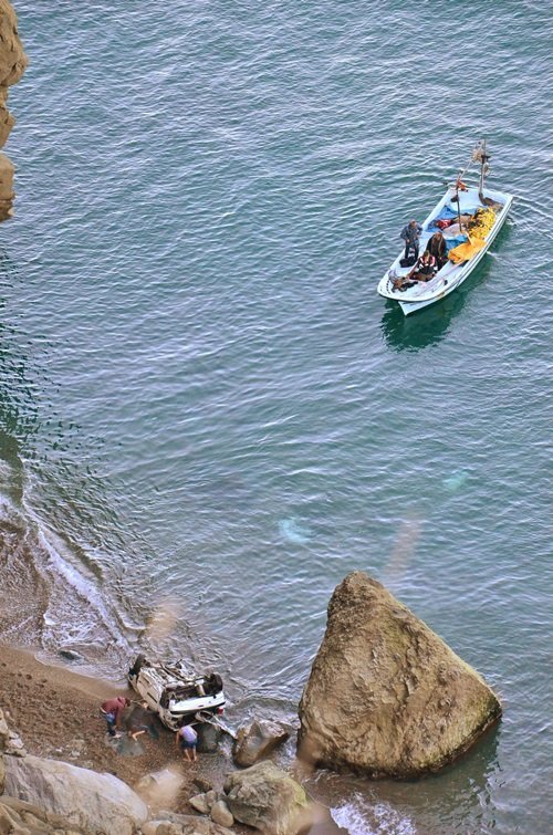 ZONGULDAK'TA İKİ GENCİN İÇİNDE BULUNDUĞU OTOMOBİL, YAKLAŞIK 200 METREDEN ŞARAMPOLE UÇTU. BALIKÇI TEKNESİYLE KAYIP GENCİ ARAMA ÇALIŞMALARI SÜRÜYOR. (ONUR ALTINDAĞ/ZONGULDAK-İHA)