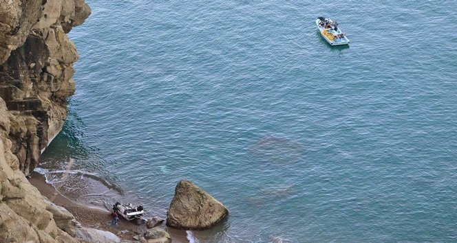 ZONGULDAK'TA İKİ GENCİN İÇİNDE BULUNDUĞU OTOMOBİL, YAKLAŞIK 200 METREDEN ŞARAMPOLE UÇTU. BALIKÇI TEKNESİYLE KAYIP GENCİ ARAMA ÇALIŞMALARI SÜRÜYOR. (ONUR ALTINDAĞ/ZONGULDAK-İHA)