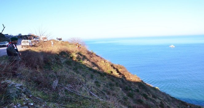 ZONGULDAK'TA İKİ GENCİN İÇİNDE BULUNDUĞU OTOMOBİL, YAKLAŞIK 200 METREDEN ŞARAMPOLE UÇTU. OLAY SONRASI ÇEVREDE GENİŞ GÜVENLİK ÖNLEMLERİ ALINDI. (ONUR ALTINDAĞ/ZONGULDAK-İHA)