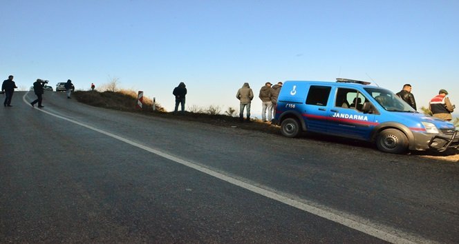 ZONGULDAK'TA İKİ GENCİN İÇİNDE BULUNDUĞU OTOMOBİL, YAKLAŞIK 200 METREDEN ŞARAMPOLE UÇTU. OLAY SONRASI BÖLGEYE EKİPLER SEVK EDİLDİ. (ONUR ALTINDAĞ/ZONGULDAK-İHA)