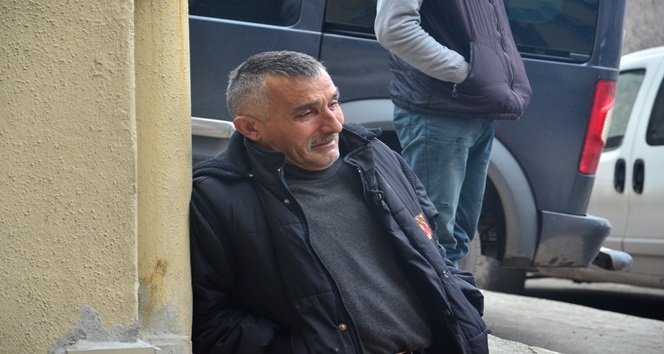 GÖZÜYAŞLI BABA EMRULLAH AY İSE MORG ÖNÜNDE OĞLUNUN CENAZESİNİ BEKLEDİ. (İLHAN GÖKÇEN - SERTAÇ ÖZDEMİR/ZONGULDAK-İHA)