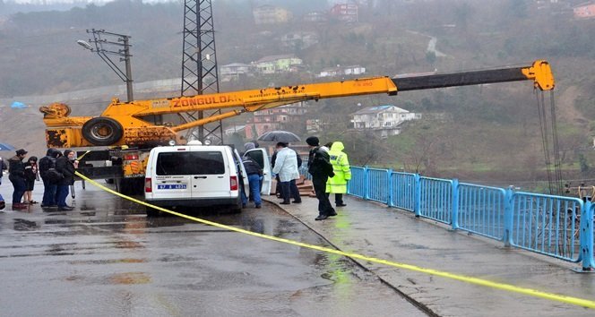 MERSİN KOZLU GÜNEY MAHALLESİ SANAYİ SİTESİ BÖLGESİNDE KAZA YAPAN ARACI KURTARMAYA GELEN VİNÇ OPERATÖRÜ HÜSEYİN MUMCU, YÜKSEK ELEKTRİK AKIMINA KAPILARAK AĞIR YARALANDI. (İLHAN GÖKÇEN/ZONGULDAK-İHA)