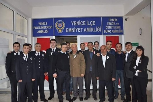 KARABÜK'TE BABASINA AİT BEYLİK SİLAHIYLA ÖNCE TARTIŞTIĞI POLİS MEMUR OLAN BABASI RECEP K.'YI VURUP ÖLDÜREN, ARDINDAN GASP ETTİĞİ TAKSİCİYİ, ÇARPTIĞI OTOMOBİL SÜRÜCÜSÜNÜ VE ORMAN MUHAFAZA MEMURU OSMAN AKTAŞ'I DA YARALAYAN 23 YAŞINDAKİ ERCAN K., POLİS TARAFINDAN DURDURULUNCA KAFASINA SIKARAK İNTİHAR ETTİ. POLİS MEMUR RECEP K'DAN (SOLDAN ÜÇÜNCÜ) GERİYE MESAİ ARKADAŞLARIYLA ÇEKİLMİŞ BU FOTOĞRAF KALDI. (ÇETİN UZUNKARA - İLHAN GÖKÇEN - ONUR ALTINDAĞ - SERTAÇ ÖZDEMİR - YASİN ERDEM/ZONGULDAK-İHA)