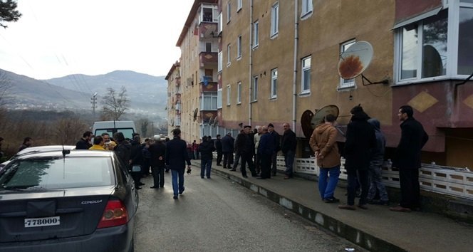 KARABÜK'TE BABASINA AİT BEYLİK SİLAHIYLA ÖNCE TARTIŞTIĞI BABASI RECEP K.'YI VURUP ÖLDÜREN, ARDINDAN GASP ETTİĞİ TAKSİCİYİ, ÇARPTIĞI OTOMOBİL SÜRÜCÜSÜNÜ VE ORMAN MUHAFAZA MEMURU OSMAN AKTAŞ'I DA YARALAYAN 23 YAŞINDAKİ ERCAN K., POLİS TARAFINDAN DURDURULUNCA KAFASINA SIKARAK İNTİHAR ETTİ. BABA RECEP K.'NIN 17 YILLIK POLİS MEMURU OLDUĞU ÖĞRENİLDİ. (ÇETİN UZUNKARA - İLHAN GÖKÇEN - ONUR ALTINDAĞ - SERTAÇ ÖZDEMİR - YASİN ERDEM/ZONGULDAK-İHA)