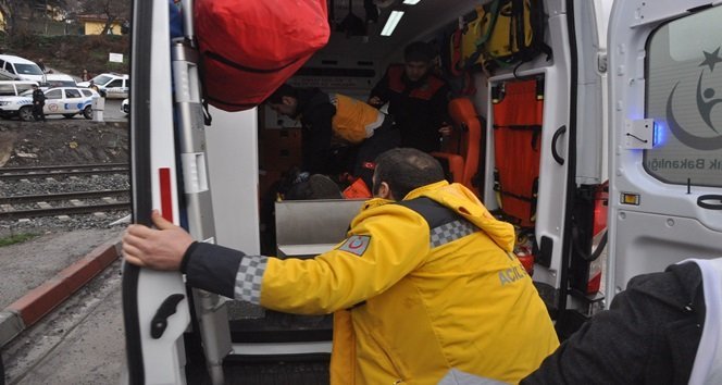 KARABÜK'TE BABASINA AİT BEYLİK SİLAHIYLA ÖNCE TARTIŞTIĞI BABASI RECEP K.'YI VURUP ÖLDÜREN, ARDINDAN GASP ETTİĞİ TAKSİCİYİ, ÇARPTIĞI OTOMOBİL SÜRÜCÜSÜNÜ VE ORMAN MUHAFAZA MEMURU OSMAN AKTAŞ'I DA YARALAYAN 23 YAŞINDAKİ ERCAN K., POLİS TARAFINDAN DURDURULUNCA KAFASINA SIKARAK İNTİHAR ETTİ. OLAYIN ARDINDAN YARALILAR HASTANEYE KALDIRILDI. (ÇETİN UZUNKARA - İLHAN GÖKÇEN - ONUR ALTINDAĞ - SERTAÇ ÖZDEMİR - YASİN ERDEM/ZONGULDAK-İHA)