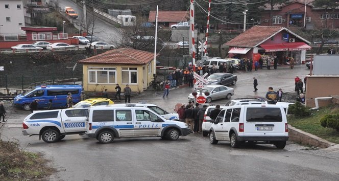 KARABÜK'TE BABASINA AİT BEYLİK SİLAHIYLA ÖNCE TARTIŞTIĞI BABASI RECEP K.'YI VURUP ÖLDÜREN, ARDINDAN GASP ETTİĞİ TAKSİCİYİ, ÇARPTIĞI OTOMOBİL SÜRÜCÜSÜNÜ VE ORMAN MUHAFAZA MEMURU OSMAN AKTAŞ'I DA YARALAYAN 23 YAŞINDAKİ ERCAN K., POLİS TARAFINDAN DURDURULUNCA KAFASINA SIKARAK İNTİHAR ETTİ. OLAYIN ARDINDAN YARALILAR HASTANEYE KALDIRILDI. (ÇETİN UZUNKARA - İLHAN GÖKÇEN - ONUR ALTINDAĞ - SERTAÇ ÖZDEMİR - YASİN ERDEM/ZONGULDAK-İHA)