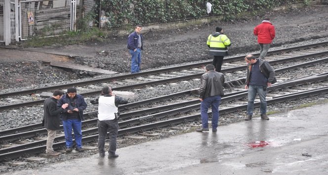 KARABÜK'TE BABASINA AİT BEYLİK SİLAHIYLA ÖNCE TARTIŞTIĞI BABASI RECEP K.'YI VURUP ÖLDÜREN, ARDINDAN GASP ETTİĞİ TAKSİCİYİ, ÇARPTIĞI OTOMOBİL SÜRÜCÜSÜNÜ VE ORMAN MUHAFAZA MEMURU OSMAN AKTAŞ'I DA YARALAYAN 23 YAŞINDAKİ ERCAN K., POLİS TARAFINDAN DURDURULUNCA KAFASINA SIKARAK İNTİHAR ETTİ. OLAYIN ARDINDAN YARALILAR HASTANEYE KALDIRILDI. (ÇETİN UZUNKARA - İLHAN GÖKÇEN - ONUR ALTINDAĞ - SERTAÇ ÖZDEMİR - YASİN ERDEM/ZONGULDAK-İHA)