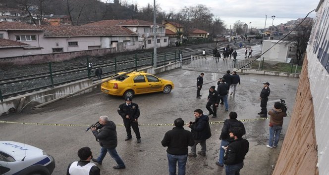 KARABÜK'TE BABASINA AİT BEYLİK SİLAHIYLA ÖNCE TARTIŞTIĞI BABASI RECEP K.'YI VURUP ÖLDÜREN, ARDINDAN GASP ETTİĞİ TAKSİCİYİ, ÇARPTIĞI OTOMOBİL SÜRÜCÜSÜNÜ VE ORMAN MUHAFAZA MEMURU OSMAN AKTAŞ'I DA YARALAYAN 23 YAŞINDAKİ ERCAN K., POLİS TARAFINDAN DURDURULUNCA KAFASINA SIKARAK İNTİHAR ETTİ. OLAYIN ARDINDAN YARALILAR HASTANEYE KALDIRILDI. (ÇETİN UZUNKARA - İLHAN GÖKÇEN - ONUR ALTINDAĞ - SERTAÇ ÖZDEMİR - YASİN ERDEM/ZONGULDAK-İHA)