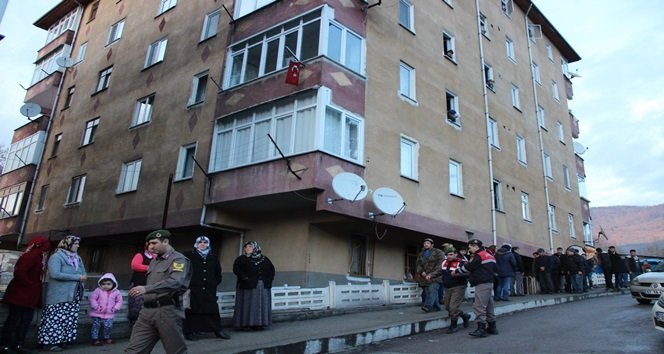 KARABÜK'TE BABASINA AİT BEYLİK SİLAHIYLA ÖNCE TARTIŞTIĞI POLİS MEMUR OLAN BABASI RECEP K.'YI (FOTOĞRAFTAKİ) VURUP ÖLDÜREN, ARDINDAN GASP ETTİĞİ TAKSİCİYİ, ÇARPTIĞI OTOMOBİL SÜRÜCÜSÜNÜ VE ORMAN MUHAFAZA MEMURU OSMAN AKTAŞ'I DA YARALAYAN 23 YAŞINDAKİ ERCAN K., POLİS TARAFINDAN DURDURULUNCA KAFASINA SIKARAK İNTİHAR ETTİ. (ÇETİN UZUNKARA - İLHAN GÖKÇEN - ONUR ALTINDAĞ - SERTAÇ ÖZDEMİR - YASİN ERDEM/ZONGULDAK-İHA)