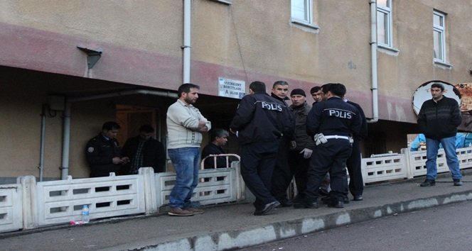 KARABÜK'TE BABASINA AİT BEYLİK SİLAHIYLA ÖNCE TARTIŞTIĞI POLİS MEMUR OLAN BABASI RECEP K.'YI (FOTOĞRAFTAKİ) VURUP ÖLDÜREN, ARDINDAN GASP ETTİĞİ TAKSİCİYİ, ÇARPTIĞI OTOMOBİL SÜRÜCÜSÜNÜ VE ORMAN MUHAFAZA MEMURU OSMAN AKTAŞ'I DA YARALAYAN 23 YAŞINDAKİ ERCAN K., POLİS TARAFINDAN DURDURULUNCA KAFASINA SIKARAK İNTİHAR ETTİ. (ÇETİN UZUNKARA - İLHAN GÖKÇEN - ONUR ALTINDAĞ - SERTAÇ ÖZDEMİR - YASİN ERDEM/ZONGULDAK-İHA)