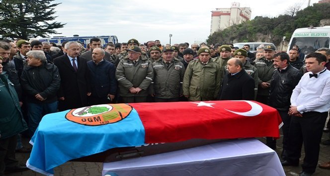 AKTAŞ'IN TABUTU, ORMAN BÖLGE MÜDÜRLÜĞÜ ÖNÜNE GETİRİLEREK TÖREN DÜZENLENDİ. (ONUR ALTINDAĞ - SERTAÇ ÖZDEMİR/ZONGULDAK-İHA)