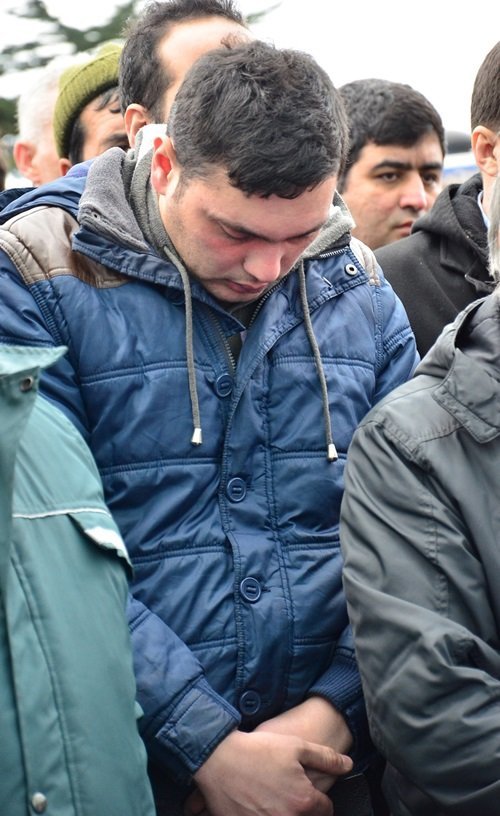 HAYATINI KAYBEDEN OSMAN AKTAŞ'IN BÜYÜK OĞLU ERÇİN, TÖRENDE GÜÇLÜKLE AYAKTA DURABİLDİ. (ONUR ALTINDAĞ - SERTAÇ ÖZDEMİR/ZONGULDAK-İHA)