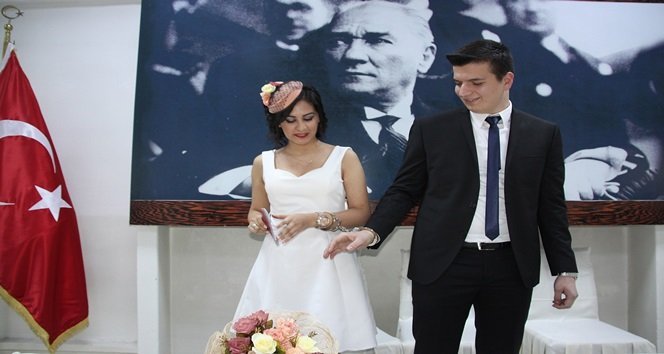 EKİP ARKADAŞLARINDAN GENÇ ÇİFTE KELEPÇE