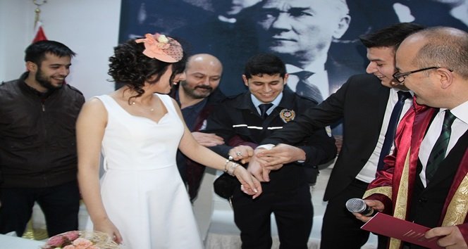 ZONGULDAK'IN EREĞLİ İLÇESİNDE DÜNYA EVİNE GİREN ELİF KORKMAZ İLE BURAK YEŞİLTEPE ADLI POLİS ÇİFTE, EKİP ARKADAŞLARI KELEPÇE TAKTI. (VEDAT KILIÇ/ZONGULDAK-İHA)