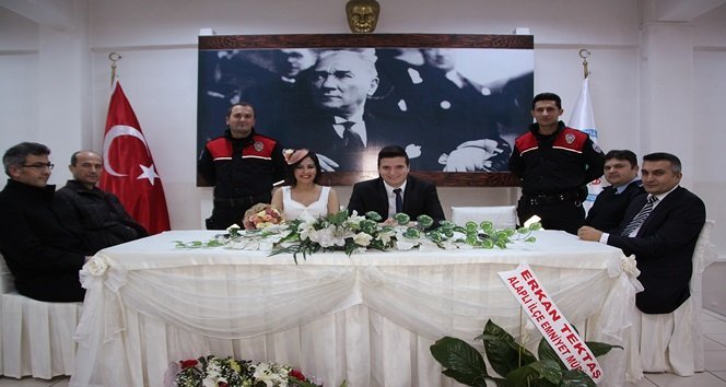 EREĞLİ İLÇE EMNİYET MÜDÜRLÜĞÜNDE GÖREVLİ POLİS MEMURU ELİF KORKMAZ (YEŞİLTEPE) İLE ALAPLI İLÇE EMNİYET MÜDÜRLÜĞÜNDE GÖREVLİ POLİS MEMURU BURAK YEŞİLTEPE, ATATÜRK KÜLTÜR MERKEZİNDE DÜZENLENEN NİKAH TÖRENİ İLE DÜNYA EVİNE GİRDİ. (VEDAT KILIÇ/ZONGULDAK-İHA)