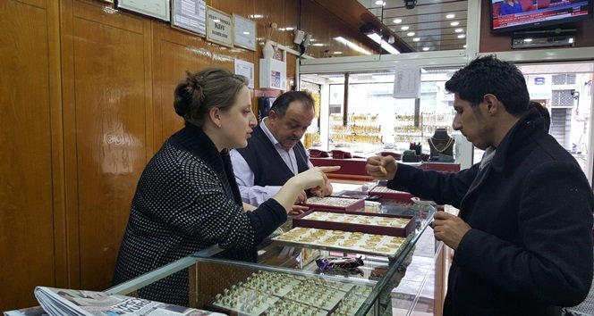 YÜKSELEN ALTIN FİYATLARI SEVGİLİLERE GÜMÜŞE YÖNELTTİ