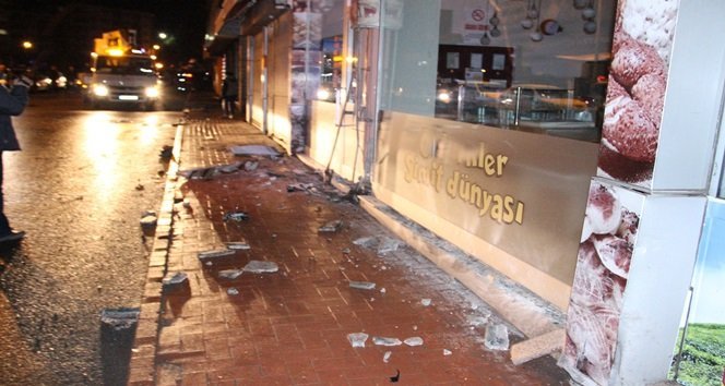 KDZ. EREĞLİ İLÇESİNDE YOLDAN ÇIKAN LÜKS OTOMOBİL SİMİTÇİ DÜKKANININ REKLAM PANOLARINA ÇARPTI. (VEDAT KILIÇ/ZONGULDAK-İHA)